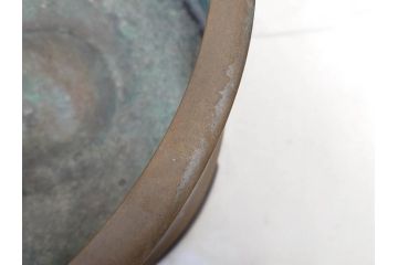 明治期　金工師　幸照刻　宣徳銅　銀象嵌　月梅耳松紋漢詩　漢詩が彫り込まれた趣のある火鉢(双耳、木台付き、銅製、三足火鉢、竹節形、手あぶり)(R-078466)