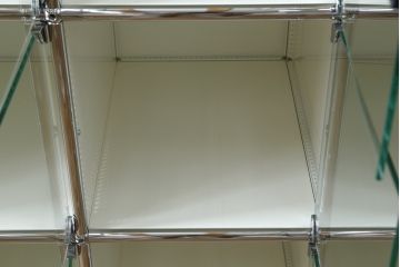 中古　USMハラー(USM Haller)　シンプルなデザインとガラス扉がお洒落な升目(マス目)棚のキャビネット(ロッカー、下駄箱、収納棚、戸棚、店舗什器)(定価約109万円)(R-078479)