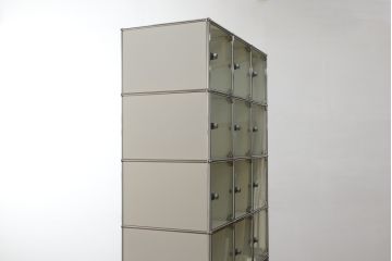 中古　USMハラー(USM Haller)　シンプルなデザインとガラス扉がお洒落な升目(マス目)棚のキャビネット(ロッカー、下駄箱、収納棚、戸棚、店舗什器)(定価約109万円)(R-078479)