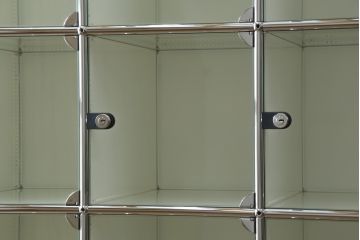 中古　USMハラー(USM Haller)　シンプルなデザインとガラス扉がお洒落な升目(マス目)棚のキャビネット(ロッカー、下駄箱、収納棚、戸棚、店舗什器)(定価約109万円)(R-078479)