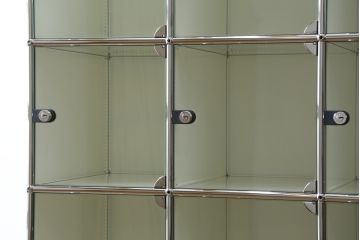 中古　USMハラー(USM Haller)　シンプルなデザインとガラス扉がお洒落な升目(マス目)棚のキャビネット(ロッカー、下駄箱、収納棚、戸棚、店舗什器)(定価約109万円)(R-078479)