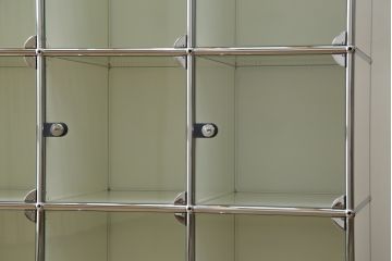 中古　USMハラー(USM Haller)　シンプルなデザインとガラス扉がお洒落な升目(マス目)棚のキャビネット(ロッカー、下駄箱、収納棚、戸棚、店舗什器)(定価約109万円)(R-078479)