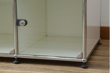 中古　USMハラー(USM Haller)　シンプルなデザインとガラス扉がお洒落な升目(マス目)棚のキャビネット(ロッカー、下駄箱、収納棚、戸棚、店舗什器)(定価約109万円)(R-078479)