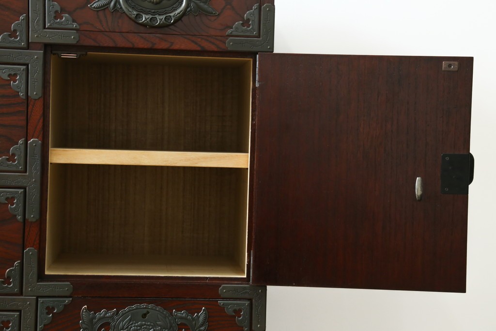 中古　美品!!　仙台民芸箪笥　欅産業　大振りの牡丹金具が目を惹く仙台箪笥　(R-078480)