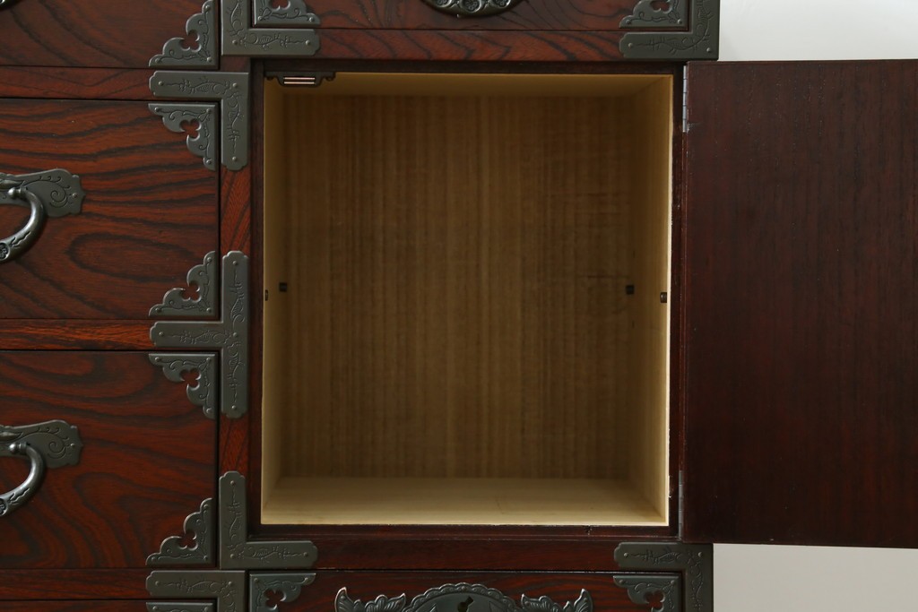 中古　美品!!　仙台民芸箪笥　欅産業　大振りの牡丹金具が目を惹く仙台箪笥　(R-078480)