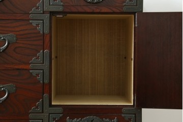 中古　美品!!　仙台民芸箪笥　欅産業　大振りの牡丹金具が目を惹く仙台箪笥　(R-078480)