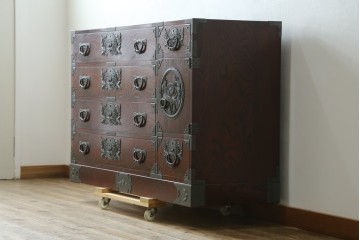 中古　美品!!　仙台民芸箪笥　欅産業　大振りの牡丹金具が目を惹く仙台箪笥　(R-078480)