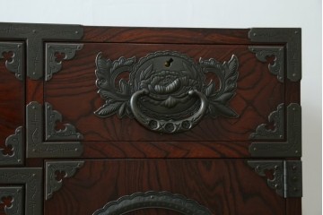 中古　美品!!　仙台民芸箪笥　欅産業　大振りの牡丹金具が目を惹く仙台箪笥　(R-078480)