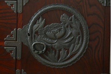 中古　美品!!　仙台民芸箪笥　欅産業　大振りの牡丹金具が目を惹く仙台箪笥　(R-078480)