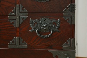 中古　美品!!　仙台民芸箪笥　欅産業　大振りの牡丹金具が目を惹く仙台箪笥　(R-078480)