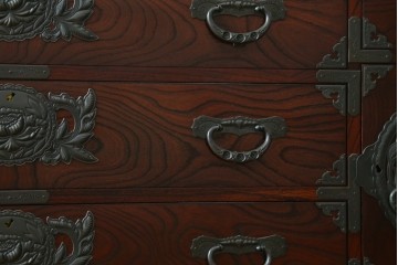 中古　美品!!　仙台民芸箪笥　欅産業　大振りの牡丹金具が目を惹く仙台箪笥　(R-078480)