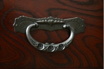 中古　美品!!　仙台民芸箪笥　欅産業　大振りの牡丹金具が目を惹く仙台箪笥　(R-078480)