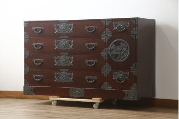 中古　美品!!　仙台民芸箪笥(仙台箪笥)　欅産業　凝ったつくりの大振りの金具が目を惹く仙台箪笥サイドボード(サイドチェスト、ローチェスト、収納箪笥、衣装箪笥、引き出し)(R-078480)