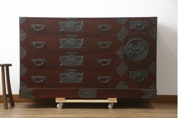 中古　美品!!　仙台民芸箪笥(仙台箪笥)　欅産業　凝ったつくりの大振りの金具が目を惹く仙台箪笥サイドボード(サイドチェスト、ローチェスト、収納箪笥、衣装箪笥、引き出し)(R-078480)