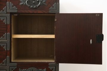 中古　美品!!　仙台民芸箪笥(仙台箪笥)　欅産業　凝ったつくりの大振りの金具が目を惹く仙台箪笥サイドボード(サイドチェスト、ローチェスト、収納箪笥、衣装箪笥、引き出し)(R-078480)