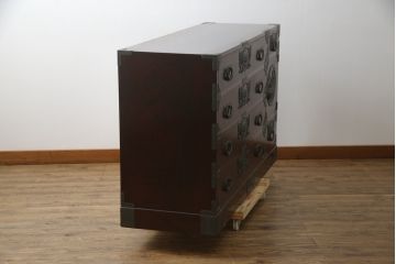 中古　美品!!　仙台民芸箪笥(仙台箪笥)　欅産業　凝ったつくりの大振りの金具が目を惹く仙台箪笥サイドボード(サイドチェスト、ローチェスト、収納箪笥、衣装箪笥、引き出し)(R-078480)