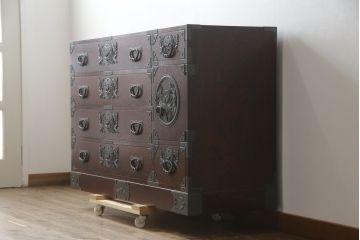 中古　美品!!　仙台民芸箪笥(仙台箪笥)　欅産業　凝ったつくりの大振りの金具が目を惹く仙台箪笥サイドボード(サイドチェスト、ローチェスト、収納箪笥、衣装箪笥、引き出し)(R-078480)