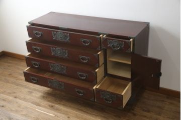 中古　美品!!　仙台民芸箪笥(仙台箪笥)　欅産業　凝ったつくりの大振りの金具が目を惹く仙台箪笥サイドボード(サイドチェスト、ローチェスト、収納箪笥、衣装箪笥、引き出し)(R-078480)