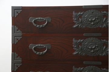 中古　美品!!　仙台民芸箪笥(仙台箪笥)　欅産業　凝ったつくりの大振りの金具が目を惹く仙台箪笥サイドボード(サイドチェスト、ローチェスト、収納箪笥、衣装箪笥、引き出し)(R-078480)