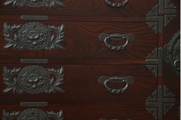 中古　美品!!　仙台民芸箪笥(仙台箪笥)　欅産業　凝ったつくりの大振りの金具が目を惹く仙台箪笥サイドボード(サイドチェスト、ローチェスト、収納箪笥、衣装箪笥、引き出し)(R-078480)