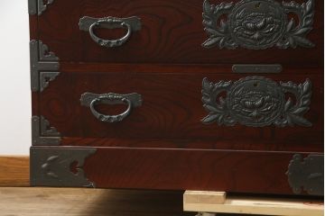 中古　美品!!　仙台民芸箪笥(仙台箪笥)　欅産業　凝ったつくりの大振りの金具が目を惹く仙台箪笥サイドボード(サイドチェスト、ローチェスト、収納箪笥、衣装箪笥、引き出し)(R-078480)