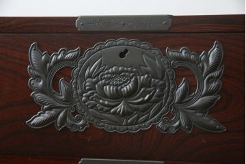 中古　美品!!　仙台民芸箪笥(仙台箪笥)　欅産業　凝ったつくりの大振りの金具が目を惹く仙台箪笥サイドボード(サイドチェスト、ローチェスト、収納箪笥、衣装箪笥、引き出し)(R-078480)