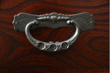 中古　美品!!　仙台民芸箪笥(仙台箪笥)　欅産業　凝ったつくりの大振りの金具が目を惹く仙台箪笥サイドボード(サイドチェスト、ローチェスト、収納箪笥、衣装箪笥、引き出し)(R-078480)