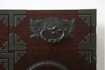 中古　美品!!　仙台民芸箪笥(仙台箪笥)　欅産業　凝ったつくりの大振りの金具が目を惹く仙台箪笥サイドボード(サイドチェスト、ローチェスト、収納箪笥、衣装箪笥、引き出し)(R-078480)