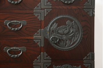 中古　美品!!　仙台民芸箪笥(仙台箪笥)　欅産業　凝ったつくりの大振りの金具が目を惹く仙台箪笥サイドボード(サイドチェスト、ローチェスト、収納箪笥、衣装箪笥、引き出し)(R-078480)