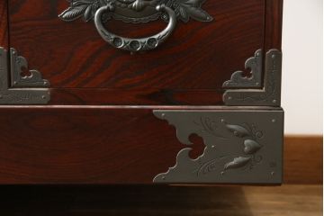 中古　美品!!　仙台民芸箪笥(仙台箪笥)　欅産業　凝ったつくりの大振りの金具が目を惹く仙台箪笥サイドボード(サイドチェスト、ローチェスト、収納箪笥、衣装箪笥、引き出し)(R-078480)