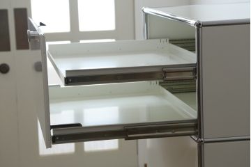 中古　USMハラー(USM Haller)　美しくシンプルなデザインが目を引くキャビネット(サイドチェスト、引き出し、店舗什器)(定価約28万円)(R-078481)