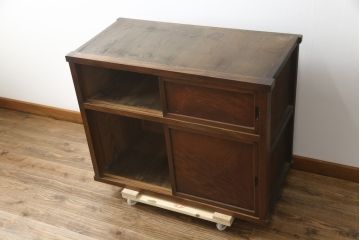 和製アンティーク　前面欅(ケヤキ)材　どこか懐かしさを感じる関東水屋箪笥サイドボード(サイドキャビネット、茶箪笥、食器棚、収納棚、戸棚))(R-078483)