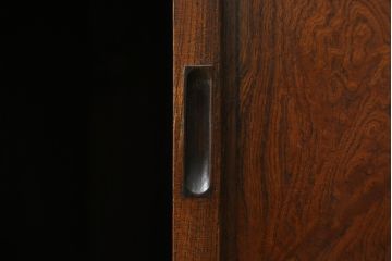 和製アンティーク　前面欅(ケヤキ)材　どこか懐かしさを感じる関東水屋箪笥サイドボード(サイドキャビネット、茶箪笥、食器棚、収納棚、戸棚)(R-078484)