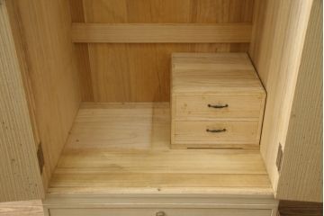 中古　幅狭なサイズ感が魅力的な加茂総桐箪笥(並厚、総桐たんす、衣装箪笥、ワードローブ、収納棚、洋服タンス、和タンス、引き出し)(R-078486)