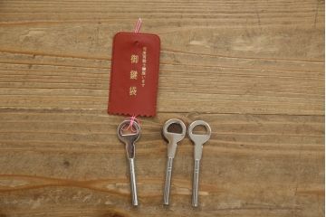 中古　幅狭なサイズ感が魅力的な加茂総桐箪笥(並厚、総桐たんす、衣装箪笥、ワードローブ、収納棚、洋服タンス、和タンス、引き出し)(R-078486)