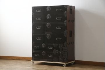 和製アンティーク　美品!!　上手物!!　内部桐(キリ)材　上品な丸金具の黒漆塗り六丁引き庄内箪笥(重ね箪笥、時代箪笥、和たんす、整理たんす、収納タンス、衣装タンス、引き出し)(R-078487)