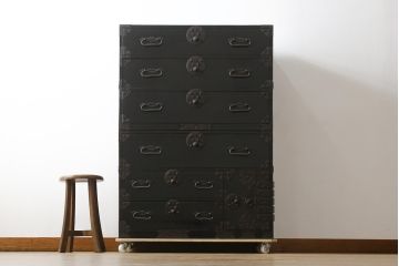 和製アンティーク　美品!!　上手物!!　内部桐(キリ)材　上品な丸金具の黒漆塗り六丁引き庄内箪笥(重ね箪笥、時代箪笥、和たんす、整理たんす、収納タンス、衣装タンス、引き出し)(R-078487)