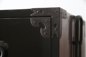 和製アンティーク　美品!!　上手物!!　内部桐(キリ)材　上品な丸金具の黒漆塗り六丁引き庄内箪笥(重ね箪笥、時代箪笥、和たんす、整理たんす、収納タンス、衣装タンス、引き出し)(R-078487)