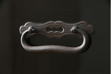 和製アンティーク　美品!!　上手物!!　内部桐(キリ)材　上品な丸金具の黒漆塗り六丁引き庄内箪笥(重ね箪笥、時代箪笥、和たんす、整理たんす、収納タンス、衣装タンス、引き出し)(R-078487)