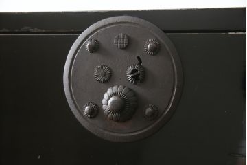 和製アンティーク　美品!!　上手物!!　内部桐(キリ)材　上品な丸金具の黒漆塗り六丁引き庄内箪笥(重ね箪笥、時代箪笥、和たんす、整理たんす、収納タンス、衣装タンス、引き出し)(R-078487)