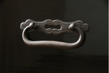 和製アンティーク　美品!!　上手物!!　内部桐(キリ)材　上品な丸金具の黒漆塗り六丁引き庄内箪笥(重ね箪笥、時代箪笥、和たんす、整理たんす、収納タンス、衣装タンス、引き出し)(R-078487)