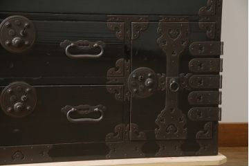 和製アンティーク　美品!!　上手物!!　内部桐(キリ)材　上品な丸金具の黒漆塗り六丁引き庄内箪笥(重ね箪笥、時代箪笥、和たんす、整理たんす、収納タンス、衣装タンス、引き出し)(R-078487)