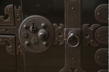 和製アンティーク　美品!!　上手物!!　内部桐(キリ)材　上品な丸金具の黒漆塗り六丁引き庄内箪笥(重ね箪笥、時代箪笥、和たんす、整理たんす、収納タンス、衣装タンス、引き出し)(R-078487)