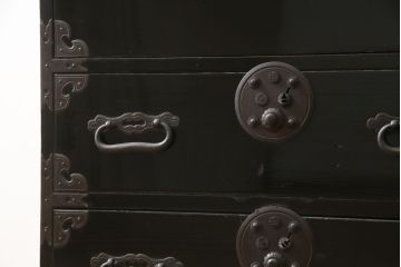和製アンティーク　美品!!　上手物!!　内部桐(キリ)材　上品な丸金具の黒漆塗り六丁引き庄内箪笥(重ね箪笥、時代箪笥、和たんす、整理たんす、収納タンス、衣装タンス、引き出し)(R-078487)