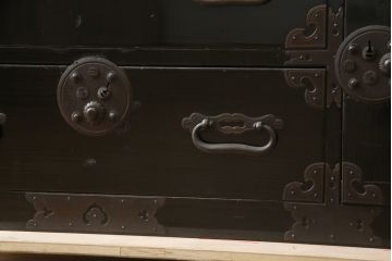 和製アンティーク　美品!!　上手物!!　内部桐(キリ)材　上品な丸金具の黒漆塗り六丁引き庄内箪笥(重ね箪笥、時代箪笥、和たんす、整理たんす、収納タンス、衣装タンス、引き出し)(R-078487)
