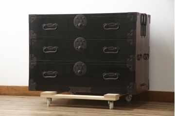 和製アンティーク　美品!!　上手物!!　内部桐(キリ)材　上品な丸金具の黒漆塗り庄内箪笥ローボード(時代箪笥、和たんす、整理たんす、収納タンス、衣装タンス、ローチェスト、テレビ台、テレビボード、引き出し)(R-078488)