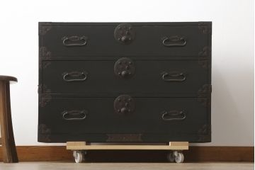 和製アンティーク　美品!!　上手物!!　内部桐(キリ)材　上品な丸金具の黒漆塗り庄内箪笥ローボード(時代箪笥、和たんす、整理たんす、収納タンス、衣装タンス、ローチェスト、テレビ台、テレビボード、引き出し)(R-078488)
