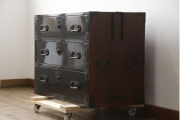 和製アンティーク　美品!!　上手物!!　内部桐(キリ)材　上品な丸金具の黒漆塗り庄内箪笥ローボード(時代箪笥、和たんす、整理たんす、収納タンス、衣装タンス、ローチェスト、テレビ台、テレビボード、引き出し)(R-078488)