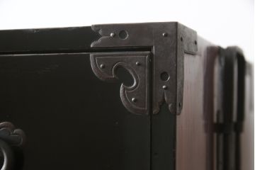 和製アンティーク　美品!!　上手物!!　内部桐(キリ)材　上品な丸金具の黒漆塗り庄内箪笥ローボード(時代箪笥、和たんす、整理たんす、収納タンス、衣装タンス、ローチェスト、テレビ台、テレビボード、引き出し)(R-078488)