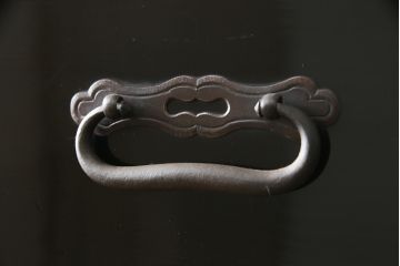 和製アンティーク　美品!!　上手物!!　内部桐(キリ)材　上品な丸金具の黒漆塗り庄内箪笥ローボード(時代箪笥、和たんす、整理たんす、収納タンス、衣装タンス、ローチェスト、テレビ台、テレビボード、引き出し)(R-078488)